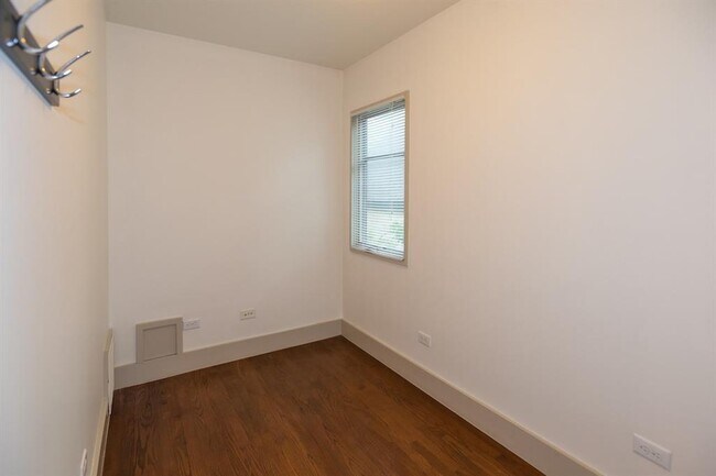 Building Photo - 610 W Live Oak St