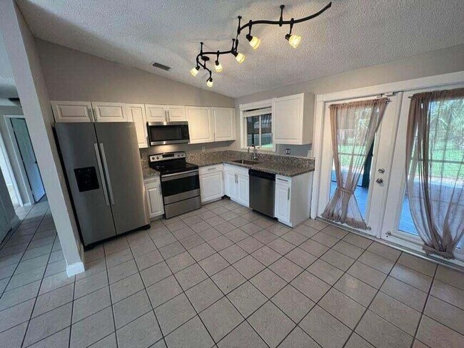 Building Photo - 1068 Grandview Cir