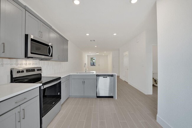 Building Photo - 133 SW 171st Ave