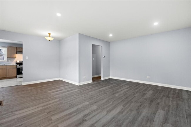Building Photo - 1303 Balmoral Ave