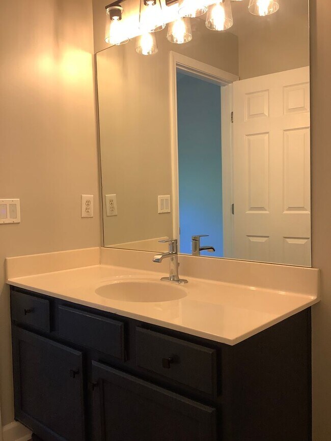 Building Photo - 2 bedrooms - 2 1/2 bath townhome - newly remodeled