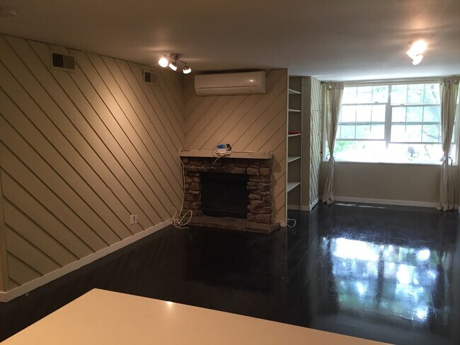 Building Photo - 2 Bed 1 Bath Top Floor Corner Unit Condo