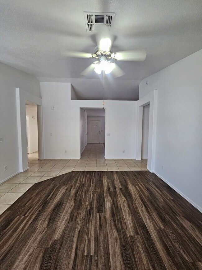 Building Photo - 3 Bedroom Home - No HOA - Single Level - North Phoenix *$500 Off First Month's Rent*