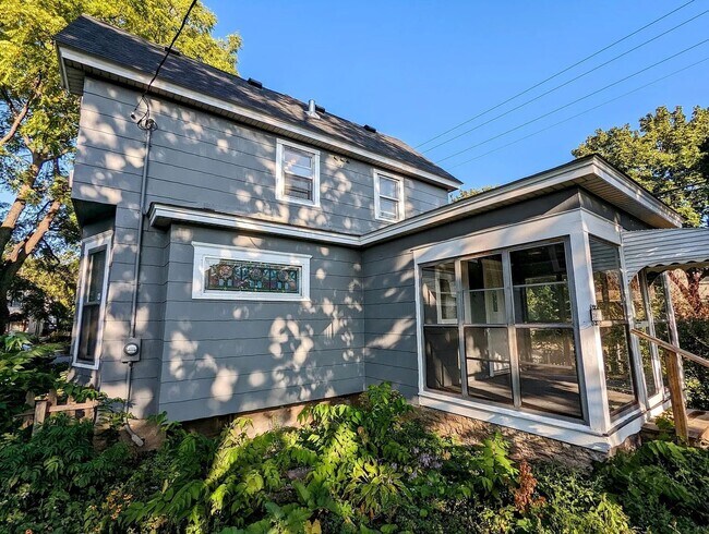 Building Photo - 2801 Harriet Ave