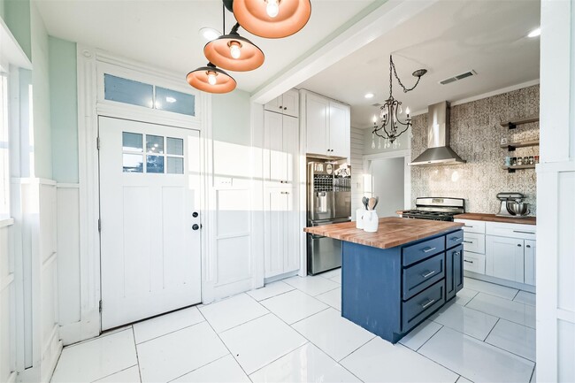 Building Photo - 4016 Avenue Q 1/2