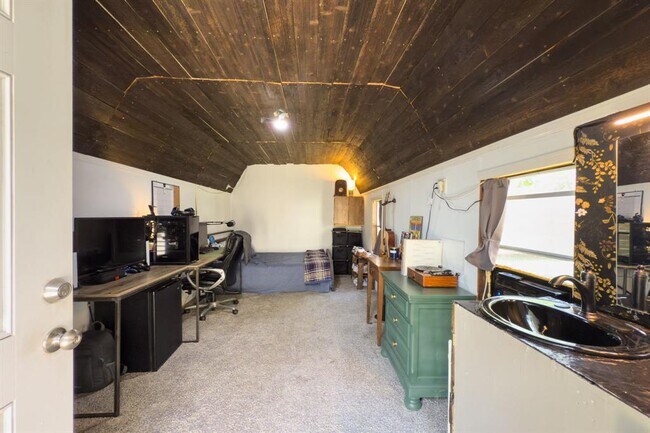 Building Photo - 11004 Elm St