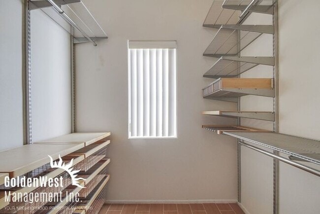 Building Photo - Immaculate 3Bdm 2.5Ba Townhouse with  2-Car Garage
