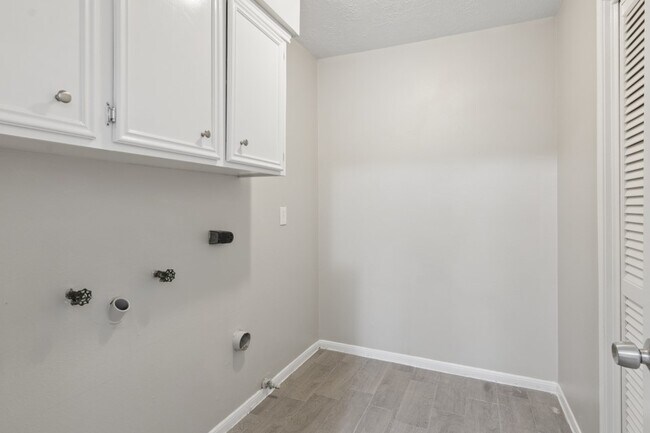 Building Photo - 3215 Palm Desert Ln