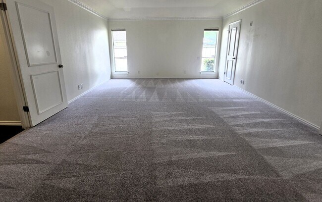 Building Photo - Large Duplex Unit just down the Street fro...