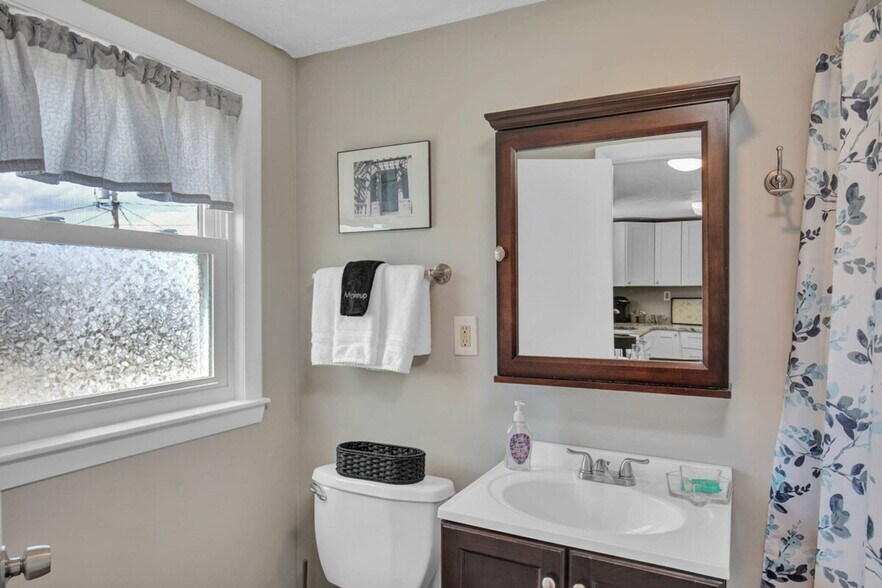 Building Photo - 8 Jones Ave