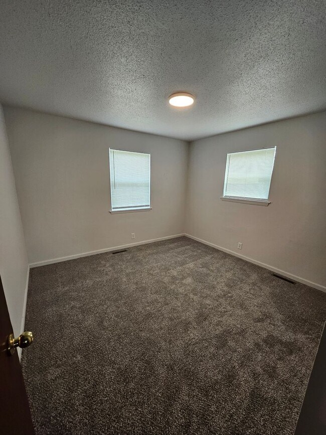 Building Photo - 3 bed, 1.5 bath in a great location! Fenced in yard!