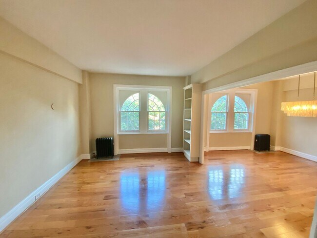 Building Photo - Have Breakfast at Tiffany's! Dupont's Gleaming Light Filled 2 En-suites w/ W/D at the Tiffany!