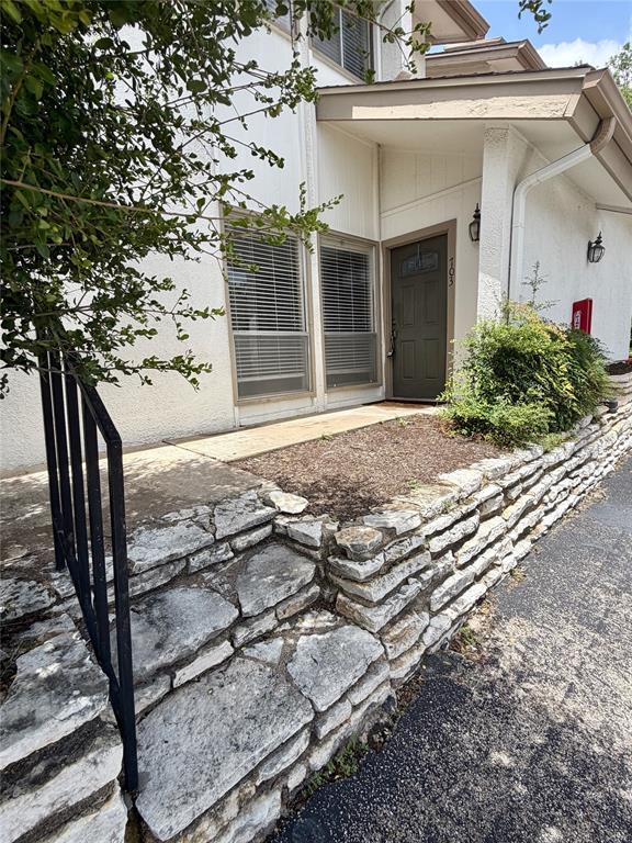 Building Photo - 6910 Hart Ln