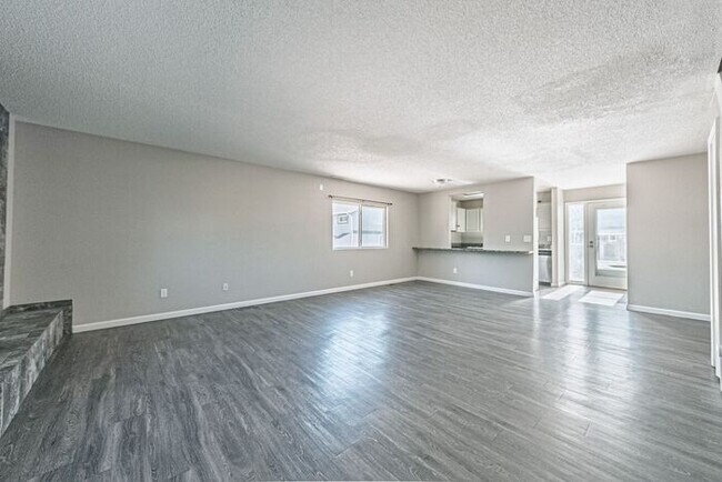 Building Photo - 3 Bed 2 Bath Townhouse, newly renovated! -...