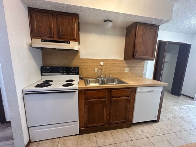 Building Photo - 2 Bedroom 1.5 Bath