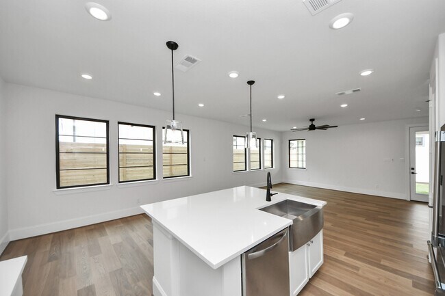 Building Photo - 12010 Royal Oaks Banner Wy