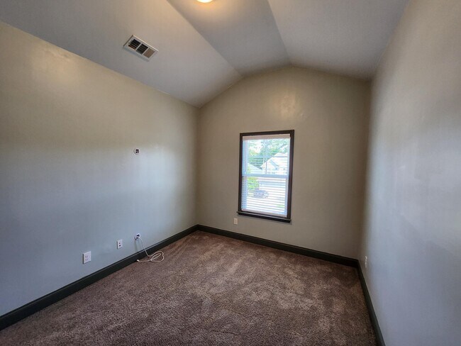 Building Photo - 5814 Whispering Pnes Wy