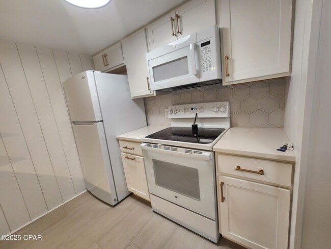 Building Photo - 6901 N Lagoon Dr