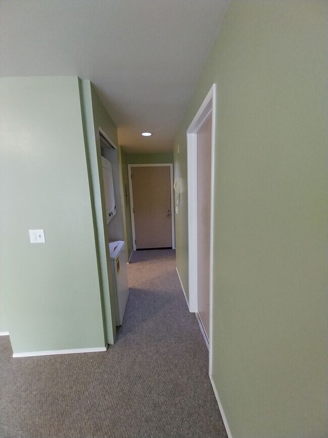 Building Photo - Bright 6th Floor Capitol Hill Condo | Parking Included | 2 Weeks Free