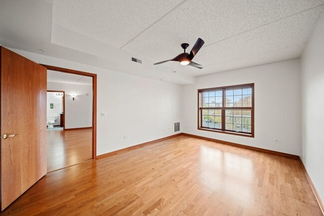 Building Photo - 601 W Rand Rd