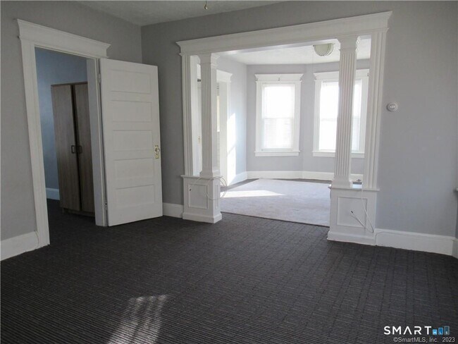 Building Photo - 166 Booth St