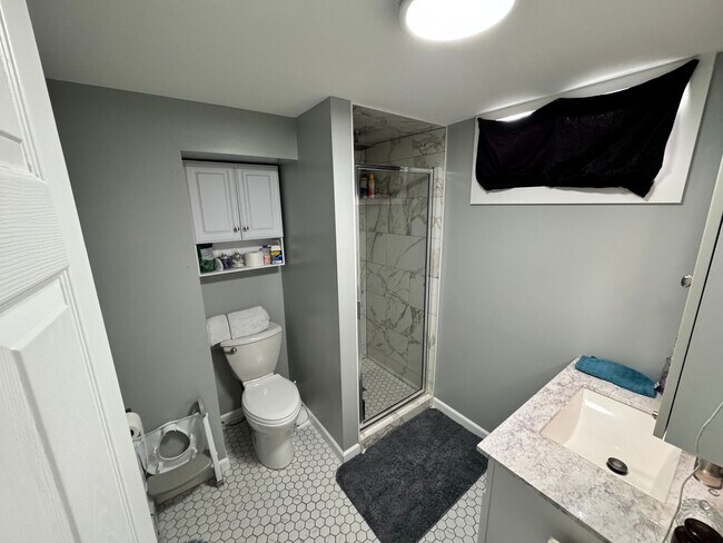 Building Photo - Newly updated 2 bedroom apartment