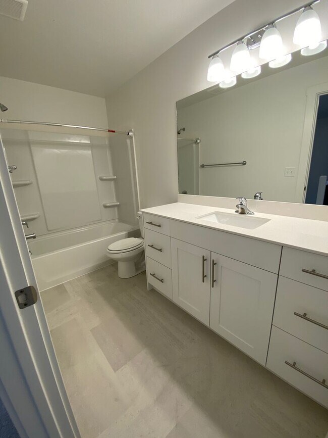 Building Photo - Beautiful 3 Bed, 2.5 Town Home! Available Now! See Our 3D Tour of This Property! Available on Jun...