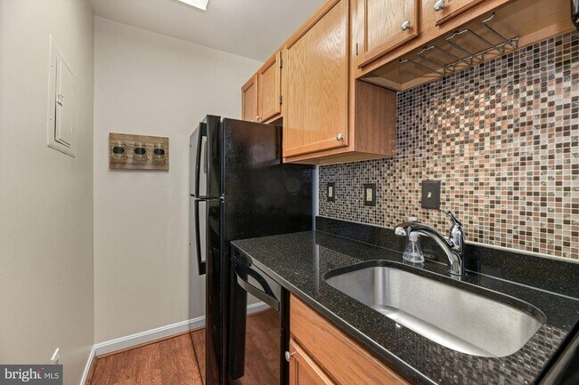 Building Photo - 1817 Queens Ln