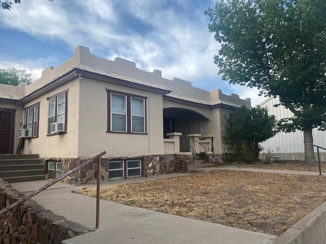 Building Photo - 504 E Ave East