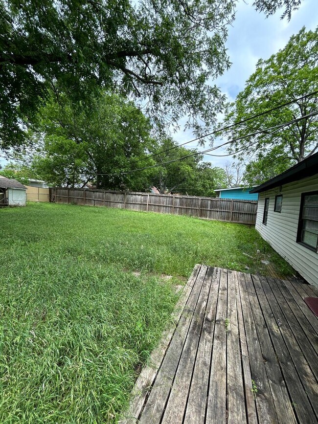 Building Photo - 2 bed 1 bath house for rent