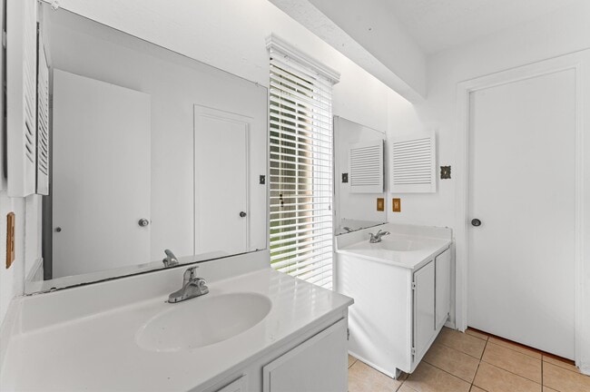 Building Photo - 1502 Ashmore Dr