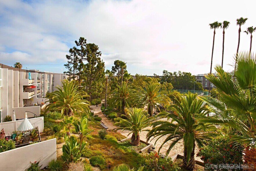beautifully maintained common areas - 3050 Rue Dorleans
