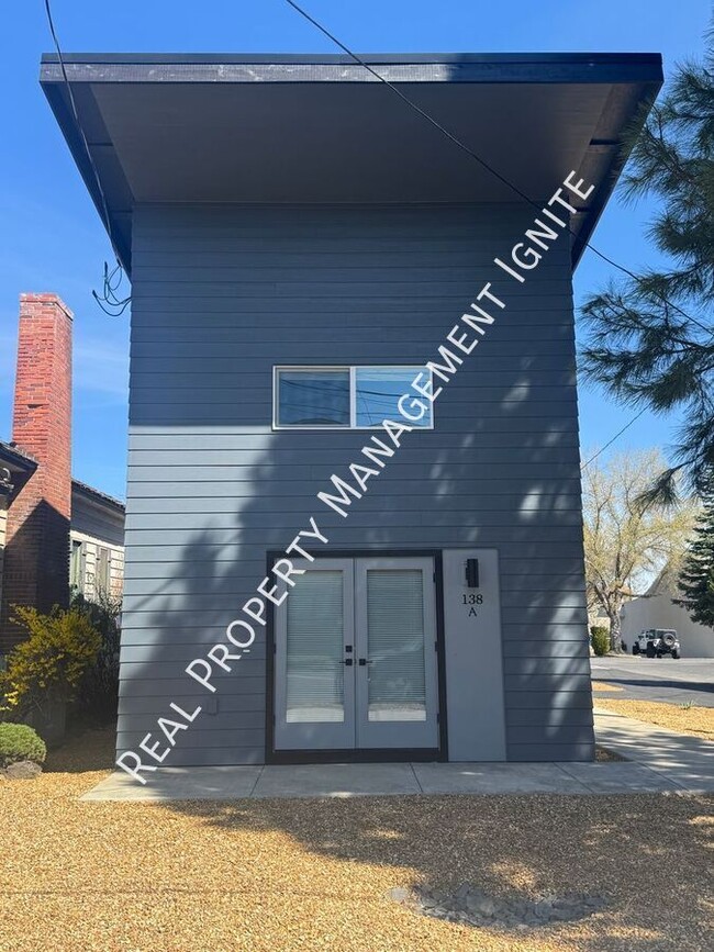 Primary Photo - 138 NW Hawthorne Ave