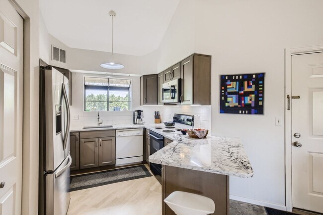 Building Photo - Turnkey 2 BDR/2BA Boulder Condo