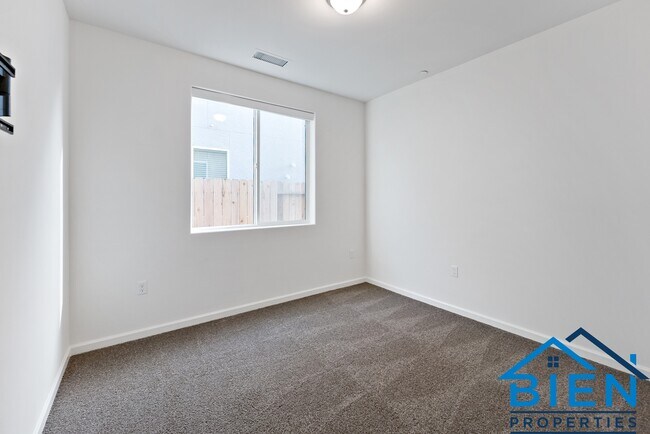 Building Photo - 1227 Las Rosas Ave