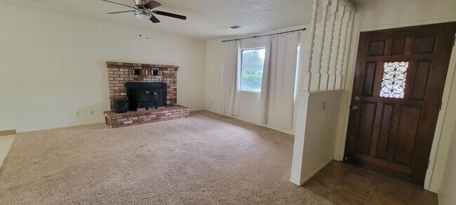 Building Photo - Cottonwood Country Living Near Schools
