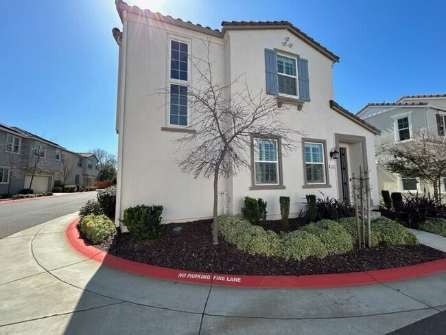 Building Photo - Beautiful Modern 3 Bedroom With Solar! - Apply Today!