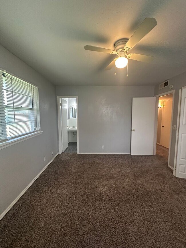 Building Photo - 4844 Woodview Dr