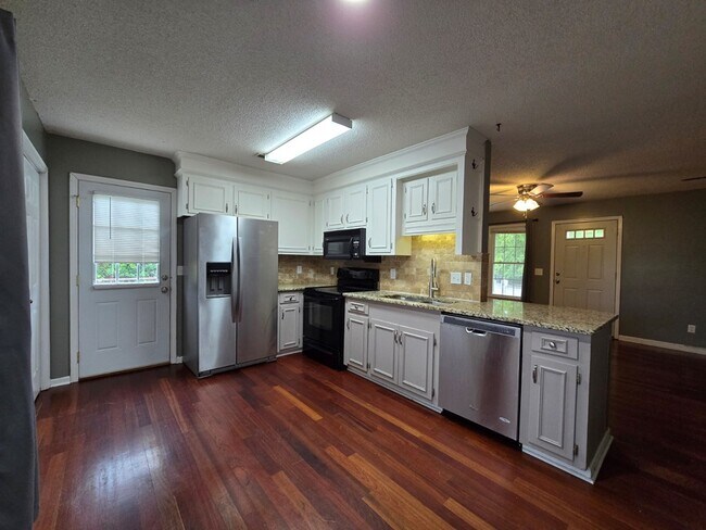Building Photo - 805 Club Ln