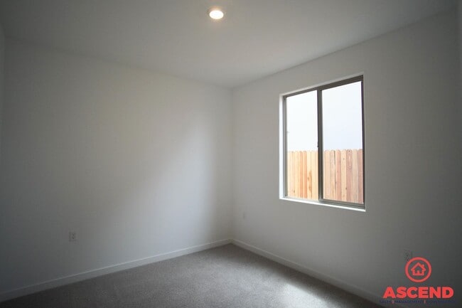 Building Photo - Stunning Home Off of Gosford and McCutchen!