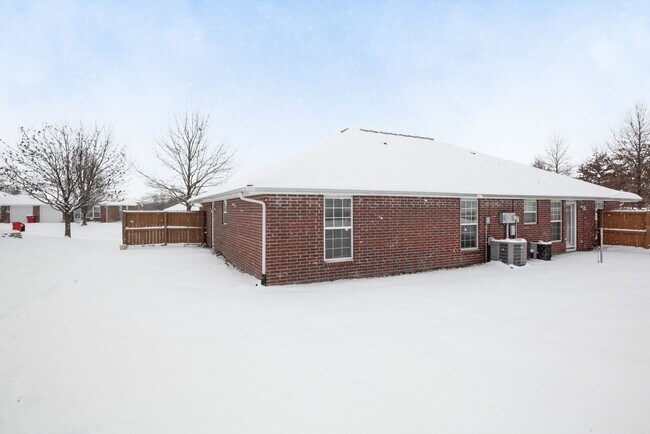 Building Photo - 2 bedroom 1.5 bath in Oak Grove-Available in July