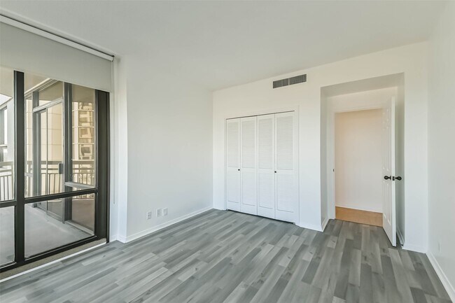 Building Photo - 14 Greenway Plz