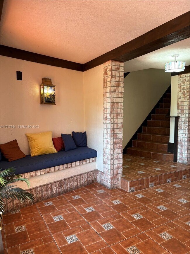 Building Photo - 3650 Inverrary Dr