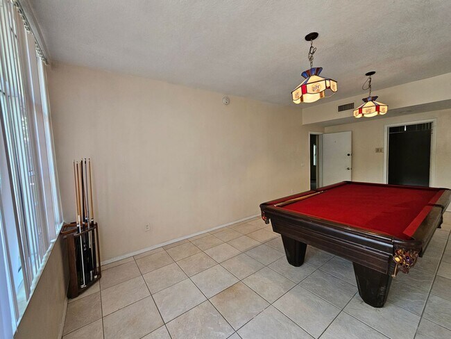 Building Photo - 6 Bedroom/3 Bath home in Black Acres