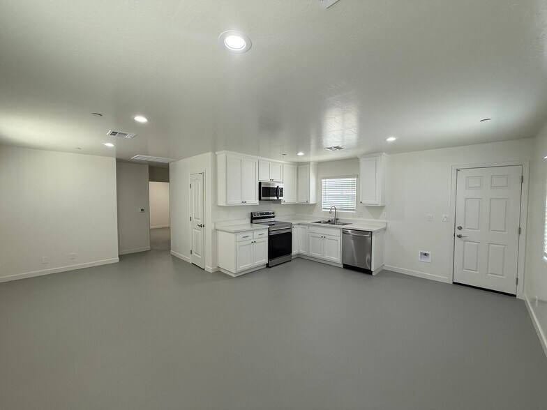 Building Photo - 1133 W Mariposa Ave