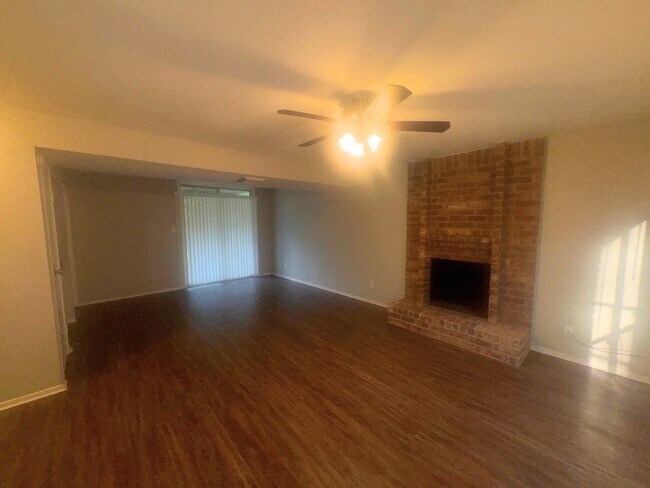 Building Photo - 2222 Riverford Dr