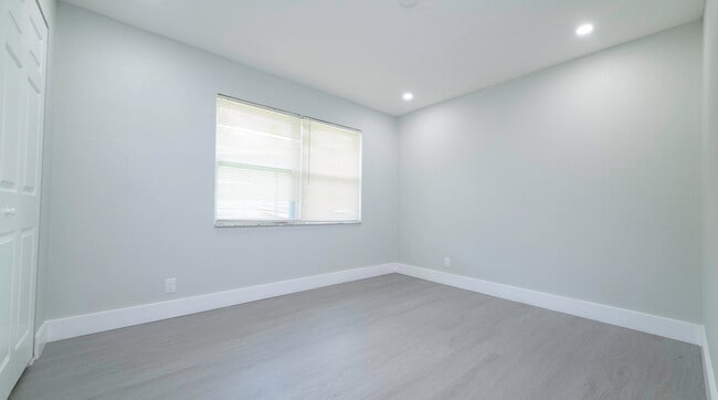 Building Photo - 5020 SW 28th Terrace
