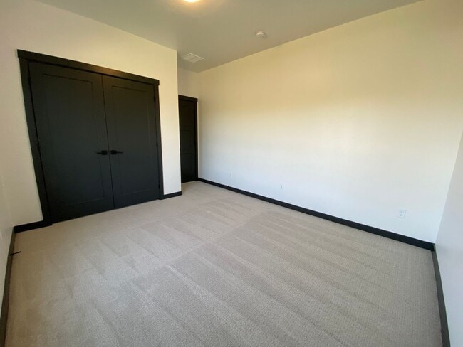 Building Photo - Close to Micron, 3 Bedroom 3 bath w/ a Mil...