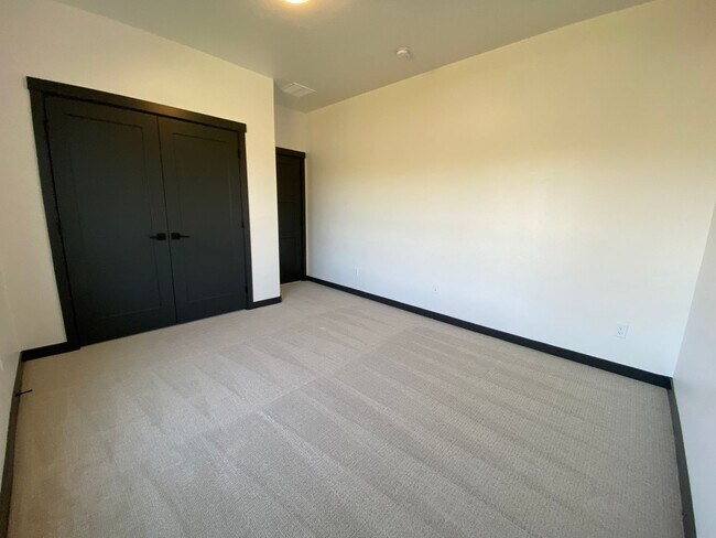 Building Photo - Close to Micron, 3 Bedroom 3 bath w/ a Million Dollar View!