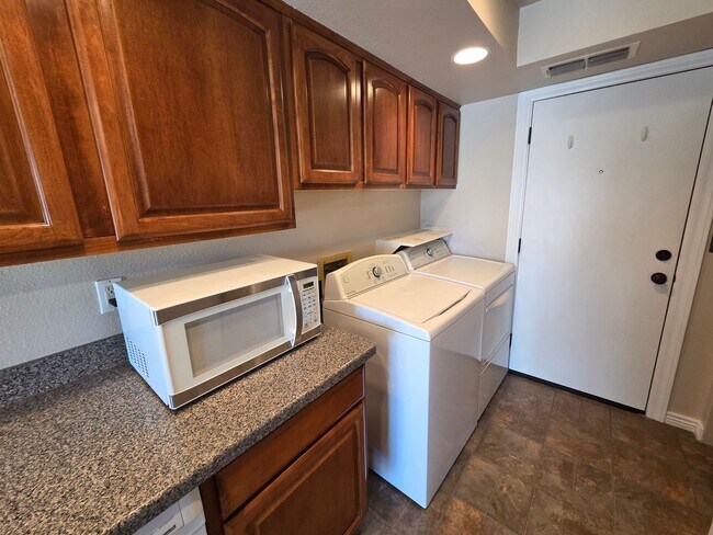 Building Photo - 1809 E Frier Dr